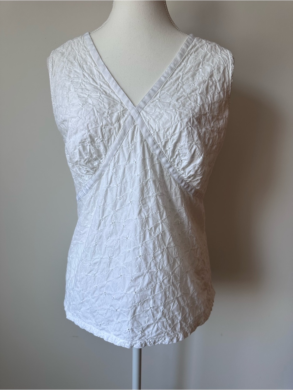 Van Heusen 100% Cotton V Neck Sleeveless Eyelet Top - XL